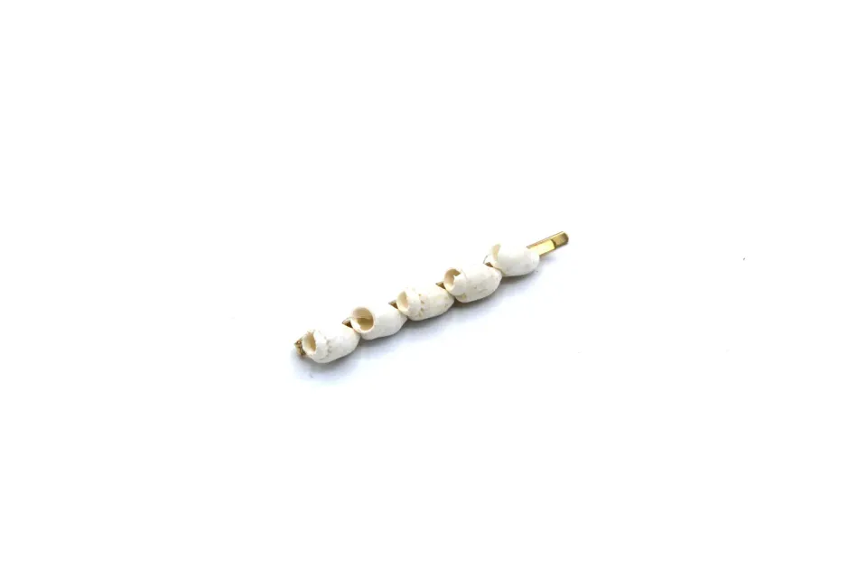 LOVEDRUNKY Schelp haarspeld wit goud 7 cm